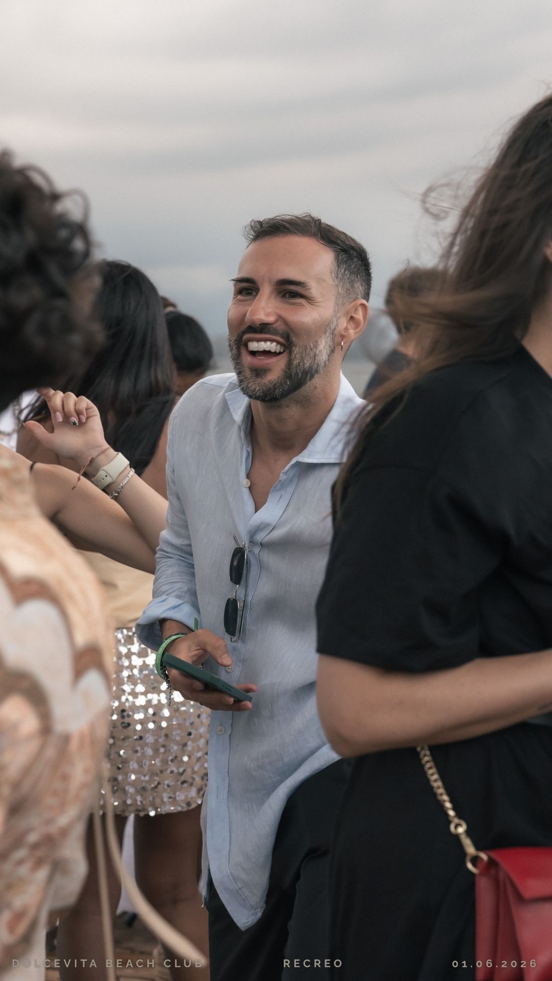 Ospite sorride durante una conversazione