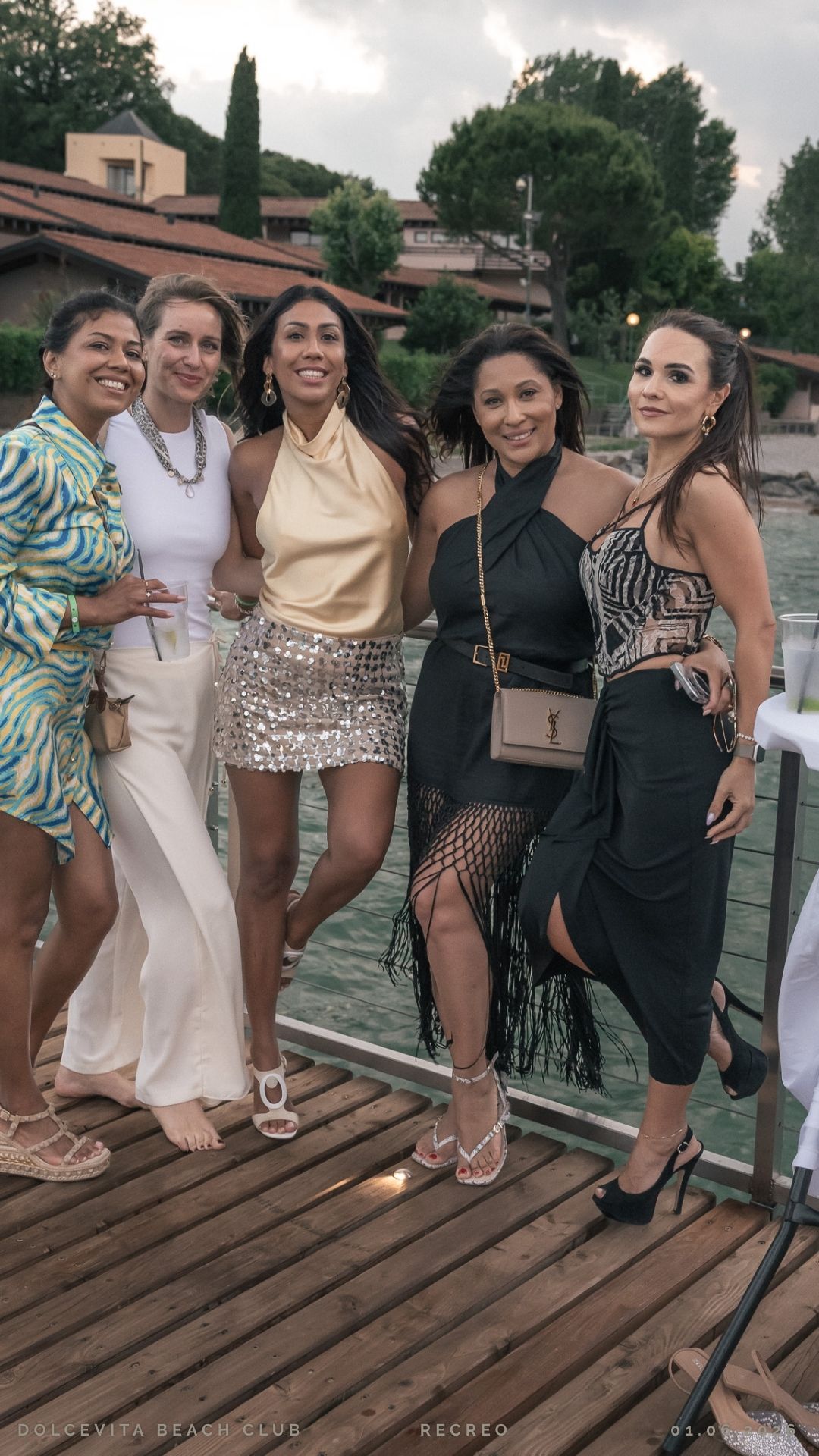 Gruppo di amiche posa sulla passerella