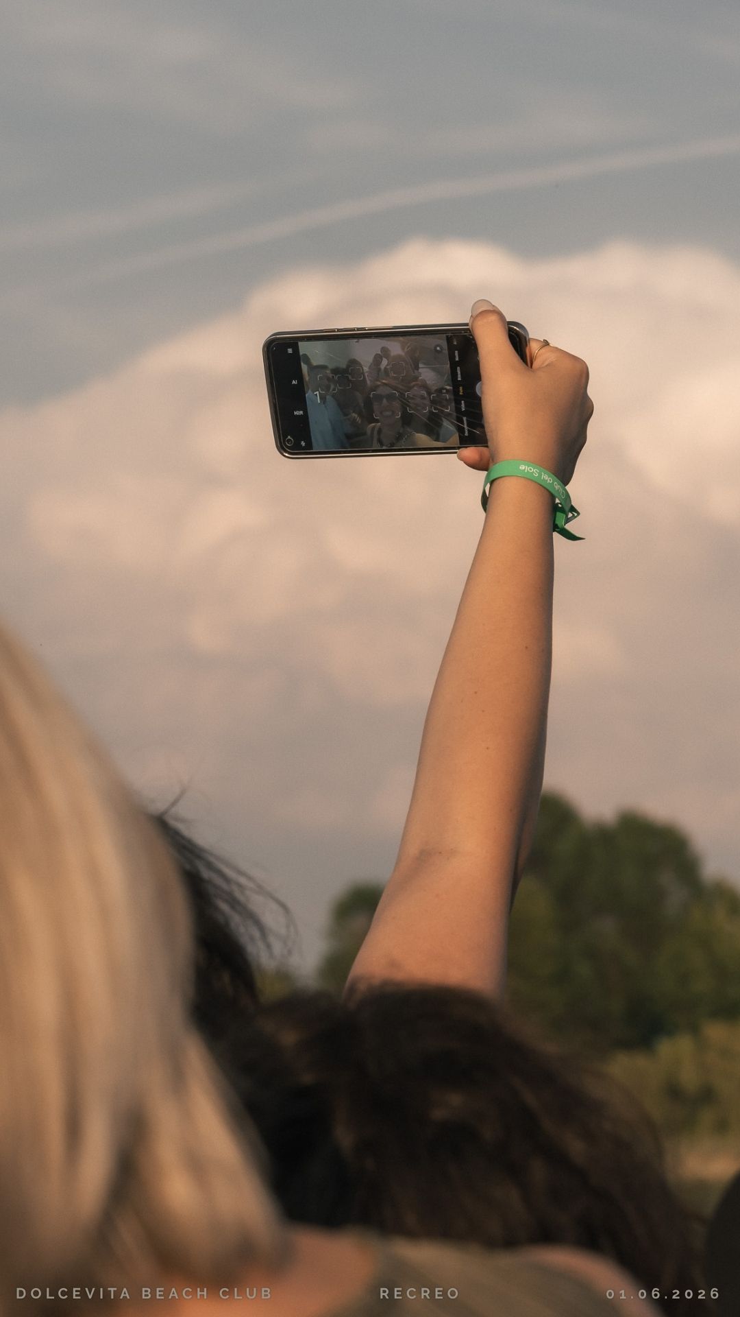 Selfie di gruppo verso il cielo al tramonto