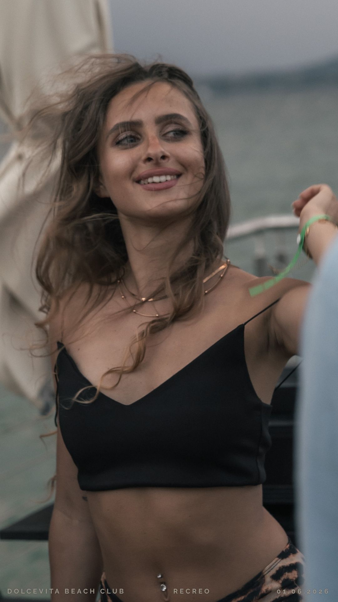 Ritratto di ospite con capelli al vento