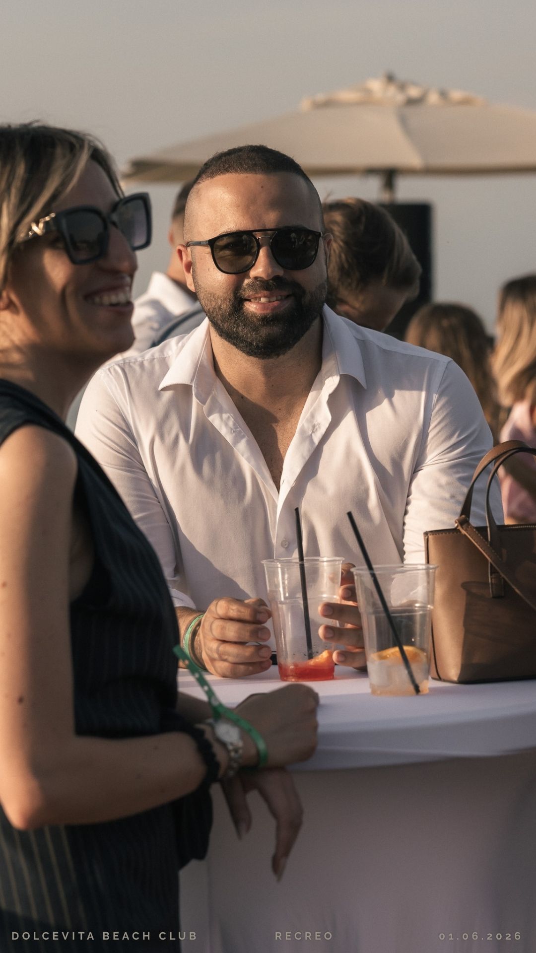 Coppia di amici al tavolo con aperitivo