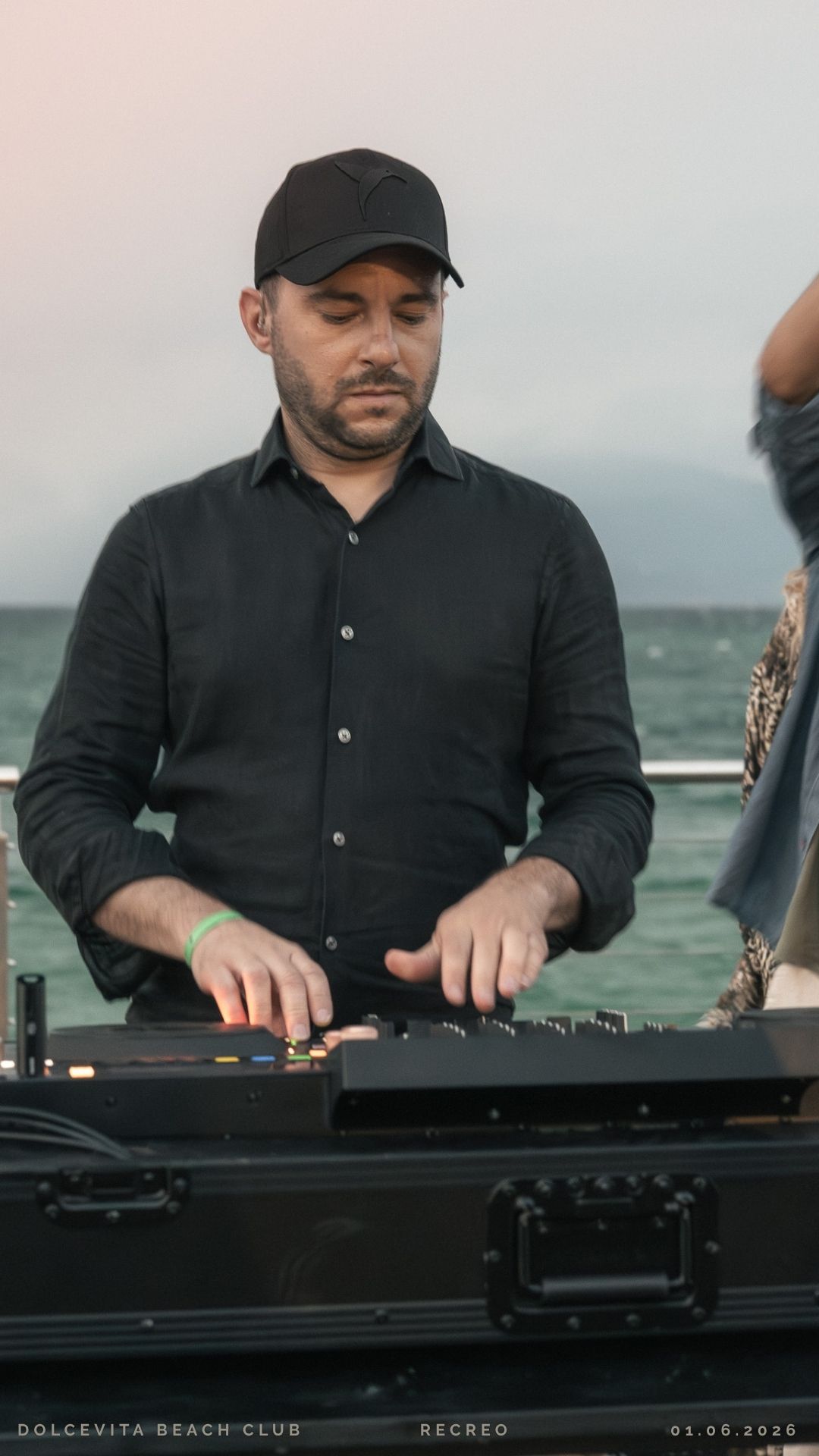 DJ concentrato durante il set vista lago