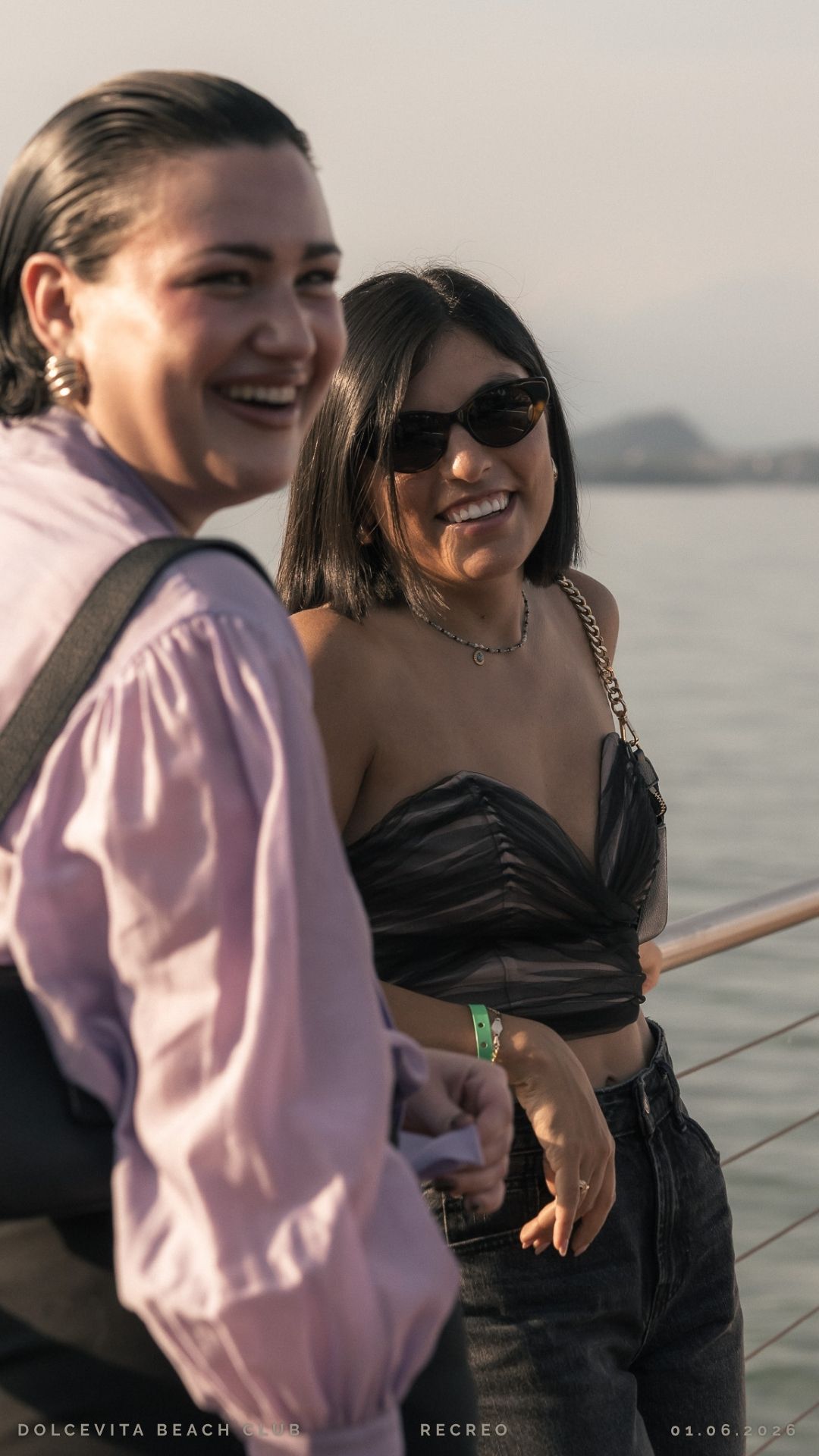 Due amiche sorridenti sulla passerella
