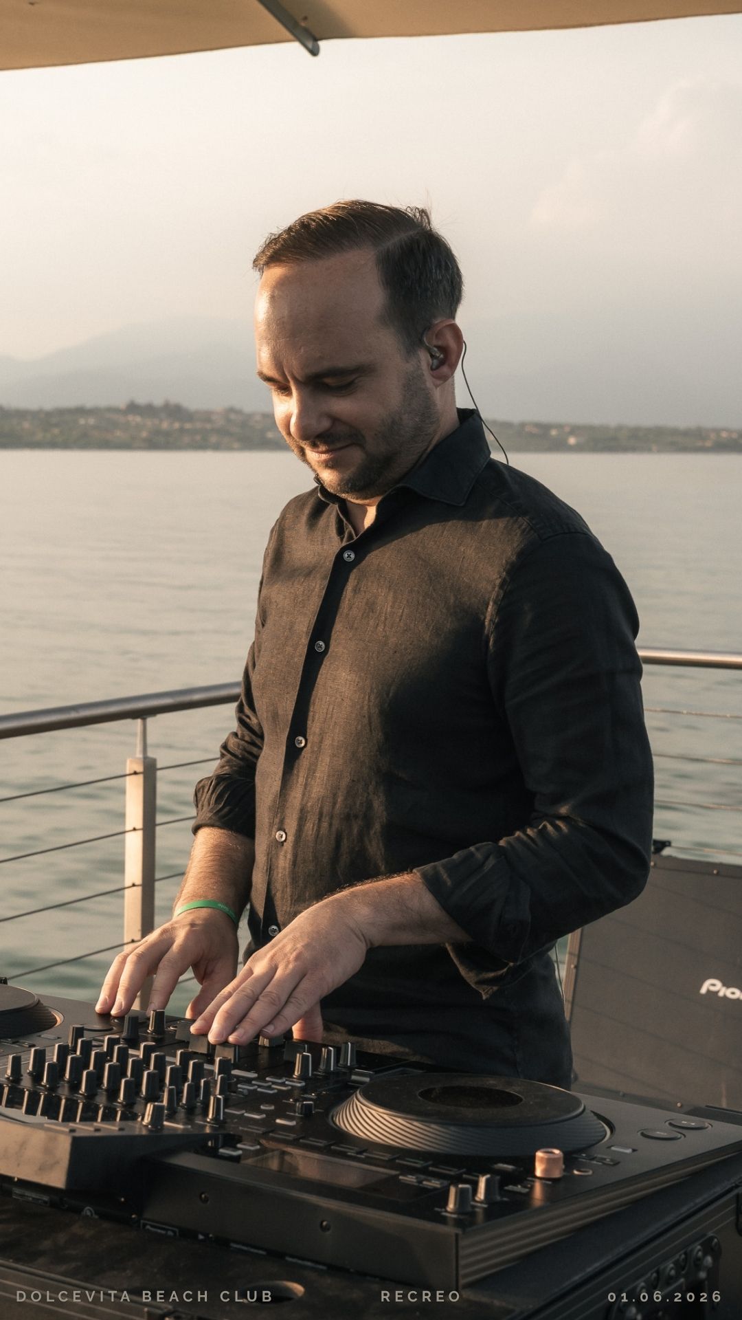 DJ alla consolle Pioneer al tramonto