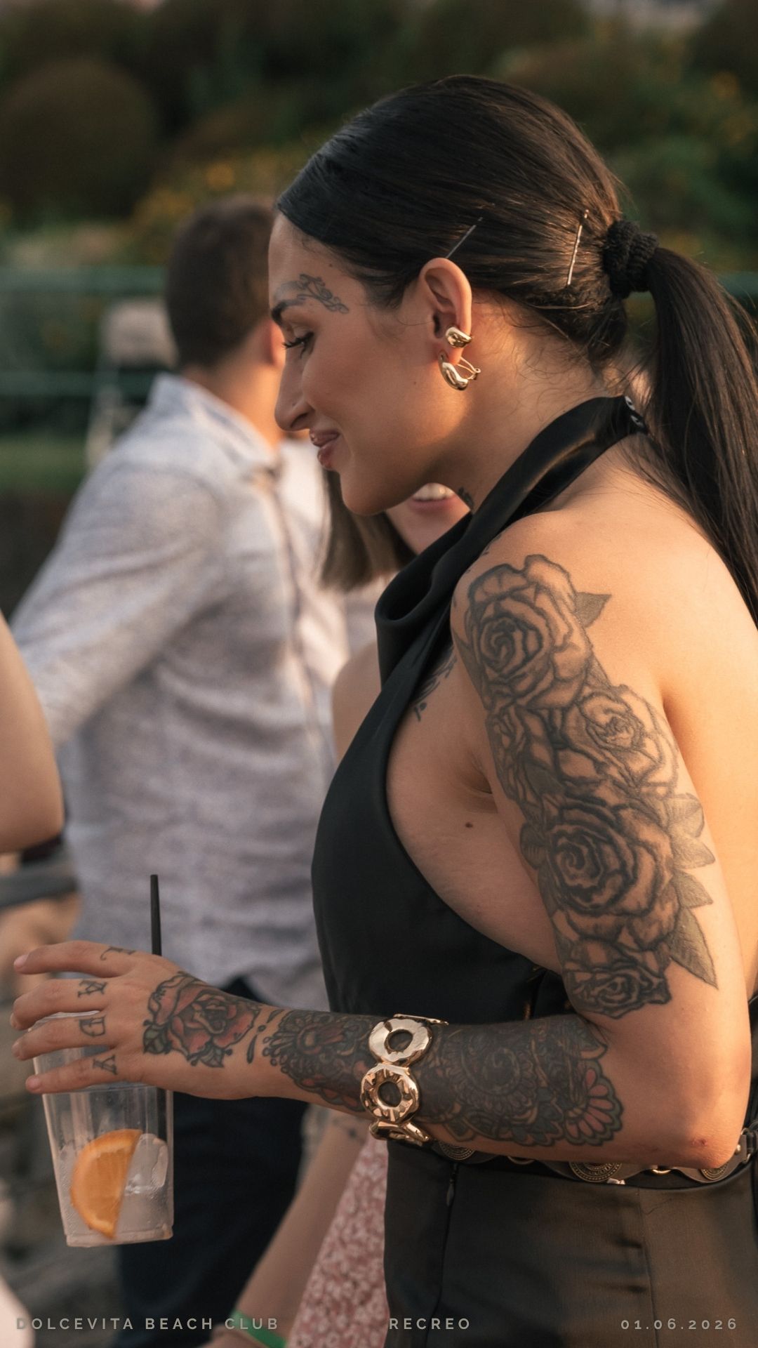 Ritratto di ospite con tatuaggi e cocktail