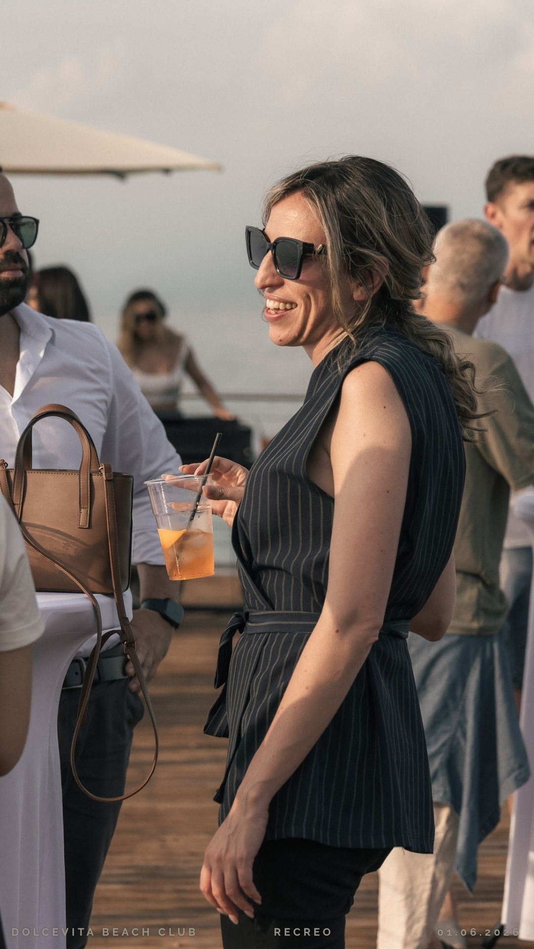 Ospite con aperitivo durante il sunset