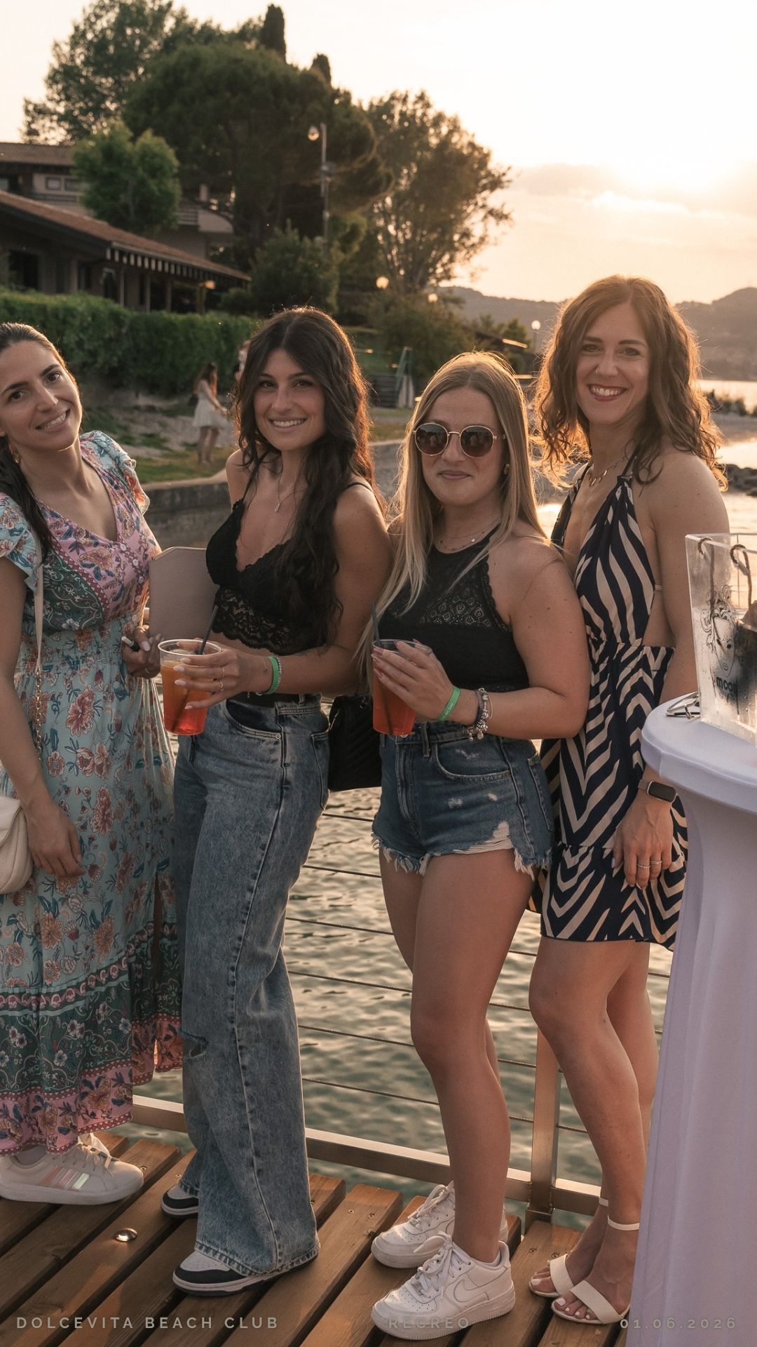 Quattro amiche brindano al golden hour