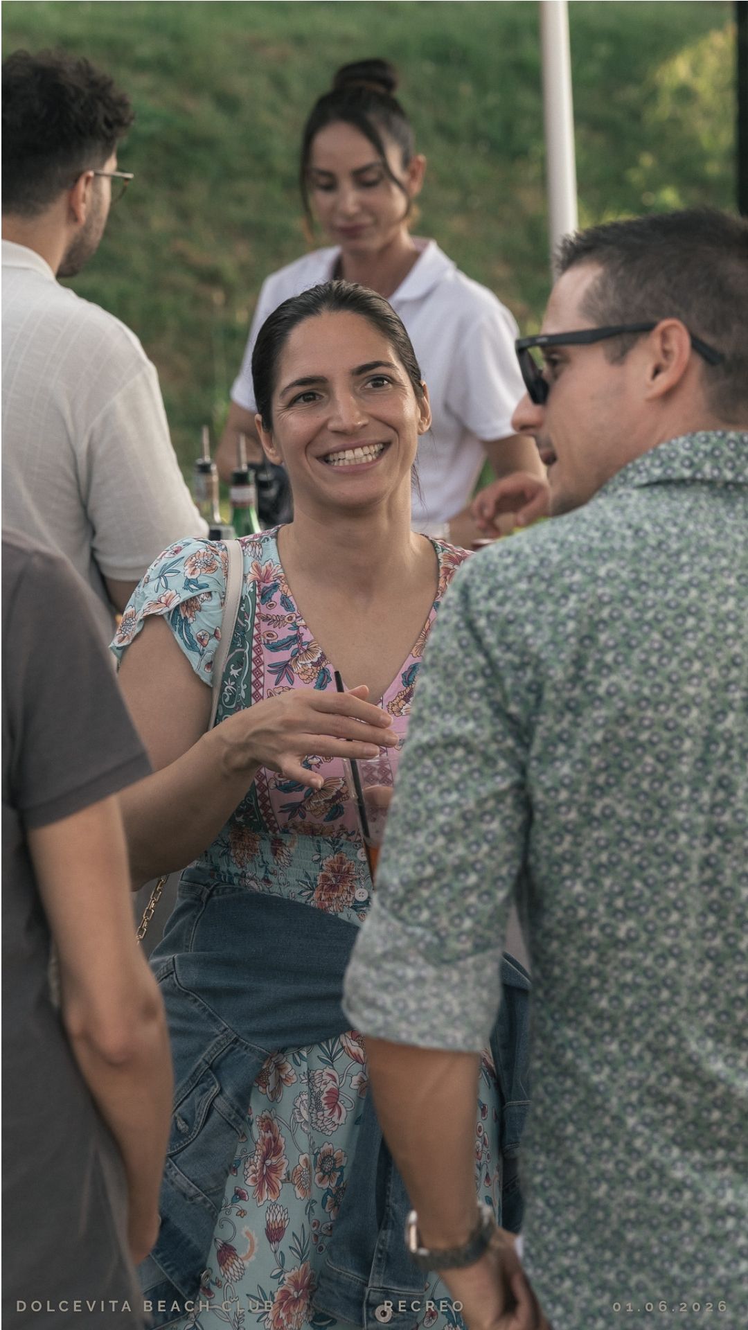 Conversazione tra ospiti durante l'aperitivo