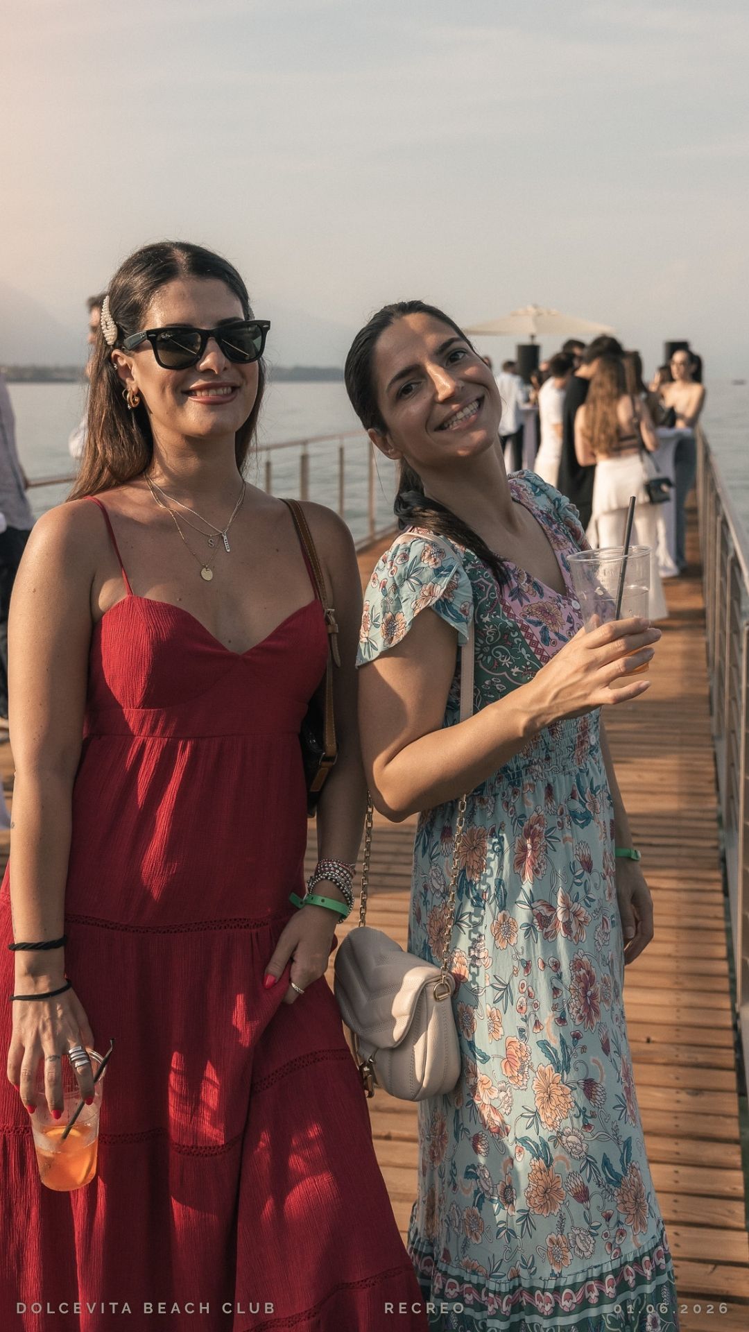 Due ospiti sorridenti con cocktail