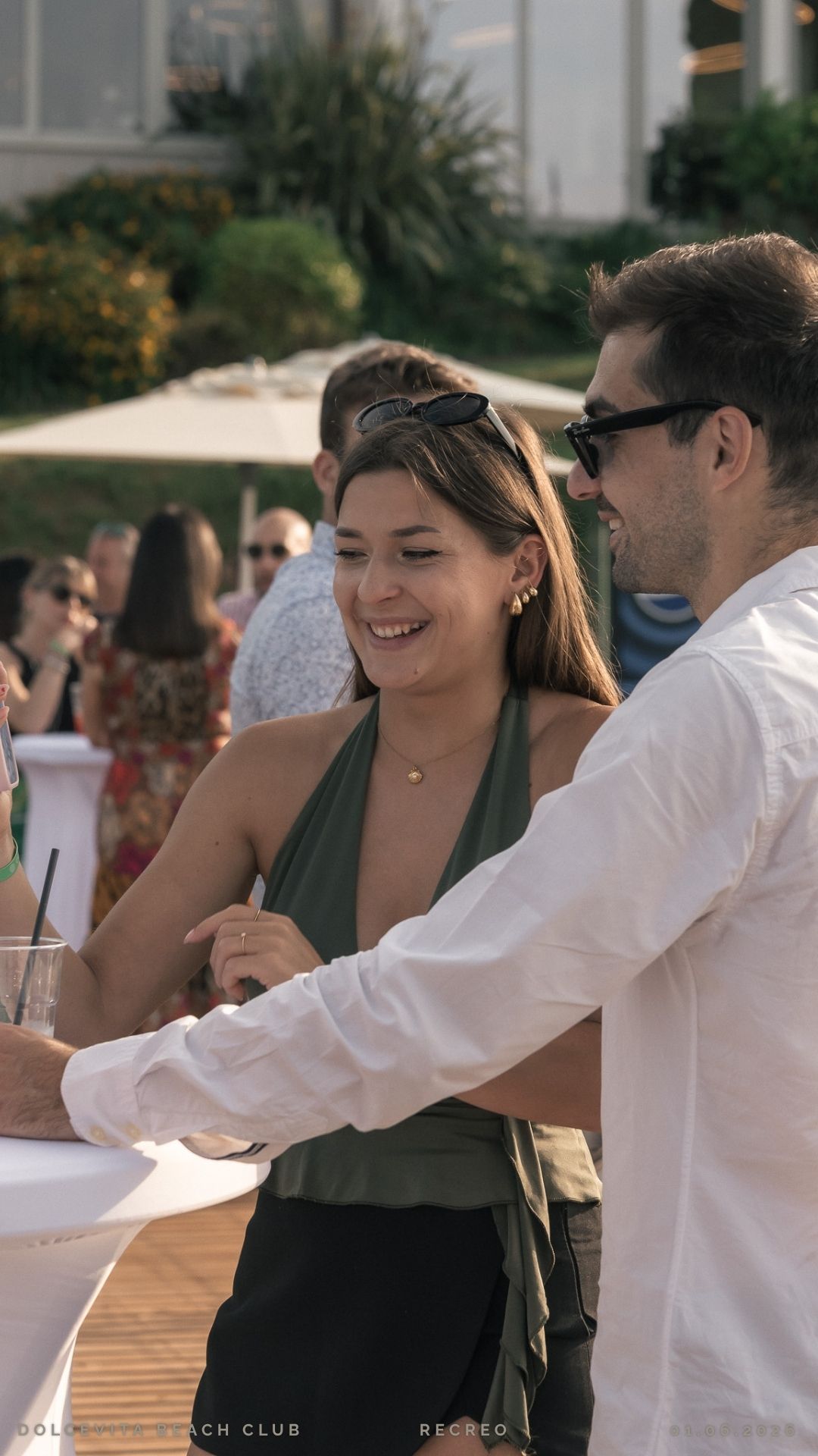 Coppia sorridente al tavolo