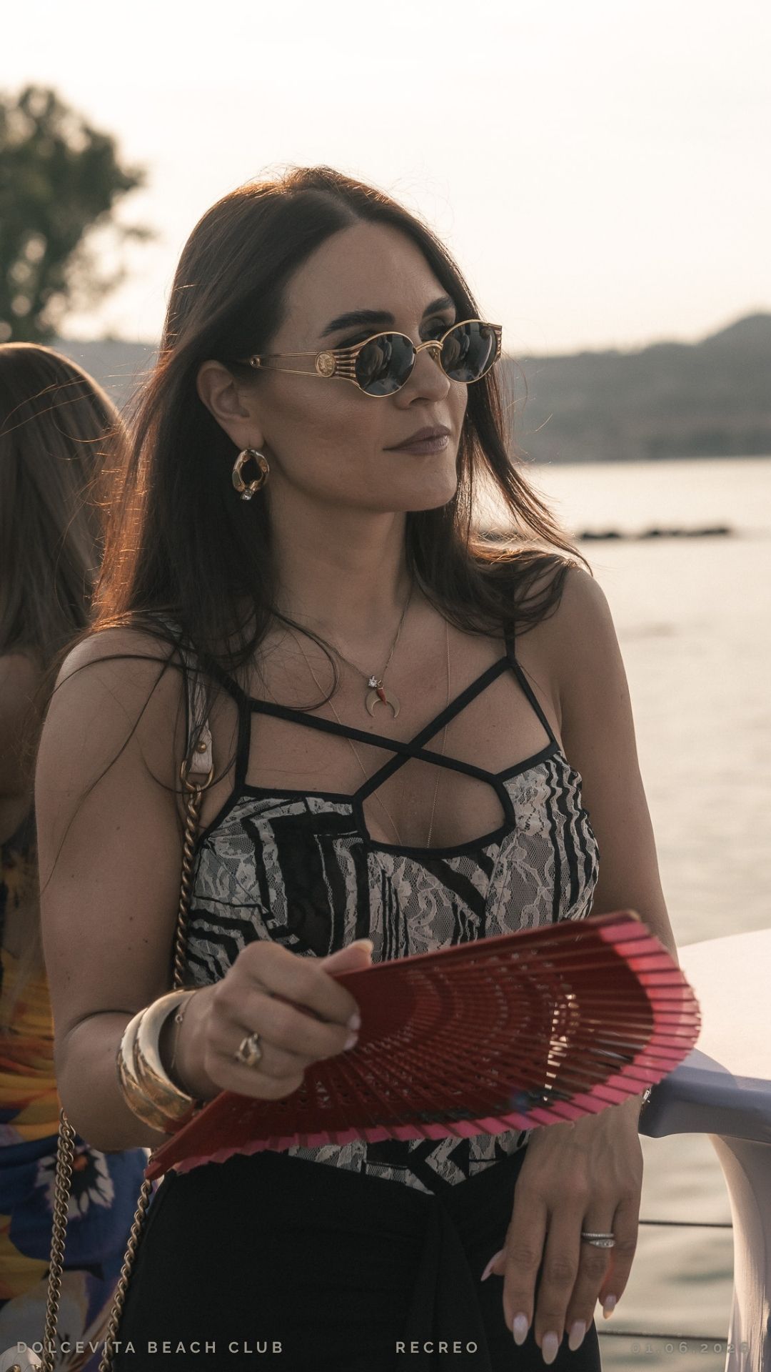 Ritratto di ospite con ventaglio rosso