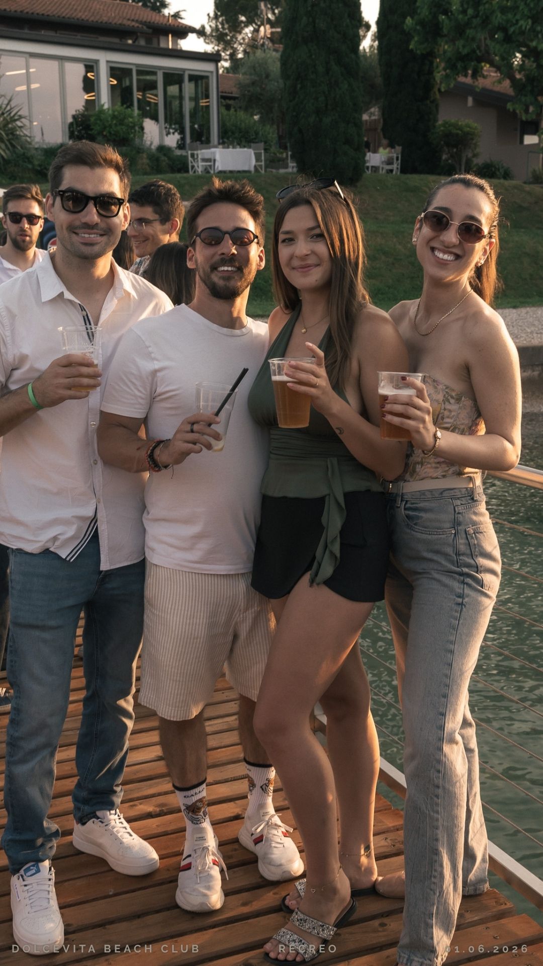 Gruppo di amici brinda con birre