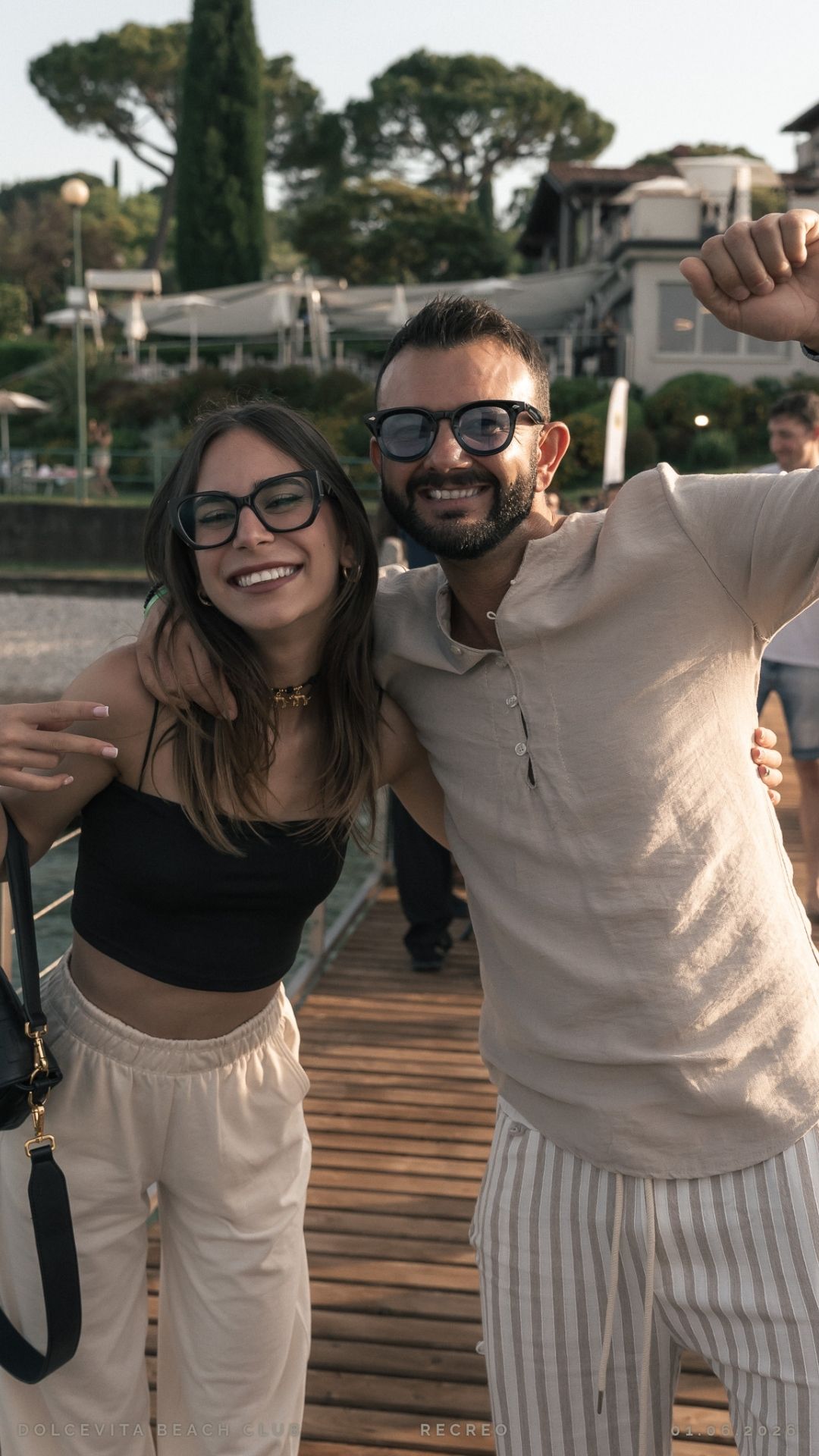 Coppia di amici festeggia sulla passerella