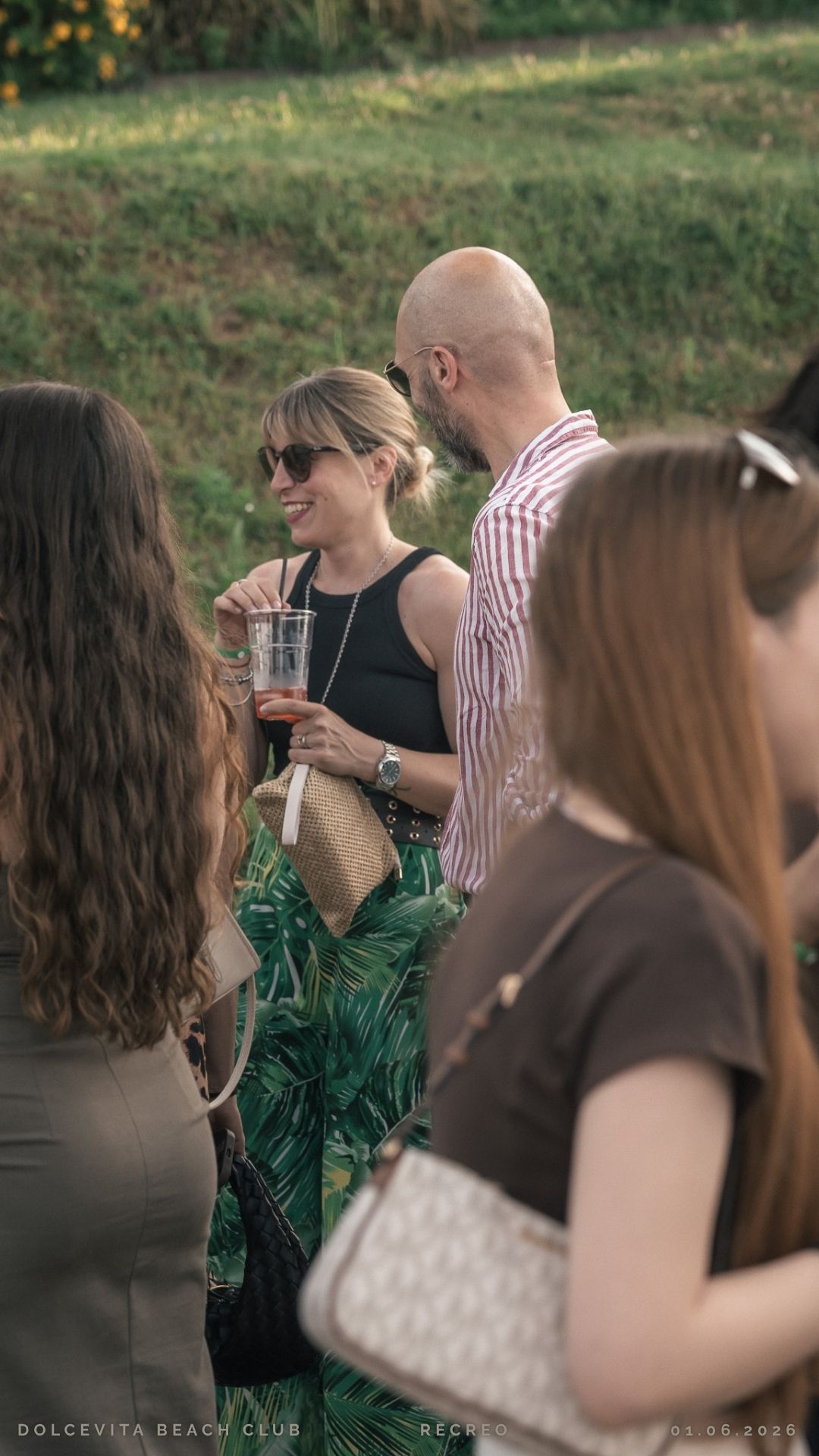 Gruppo di ospiti durante l'aperitivo sul prato