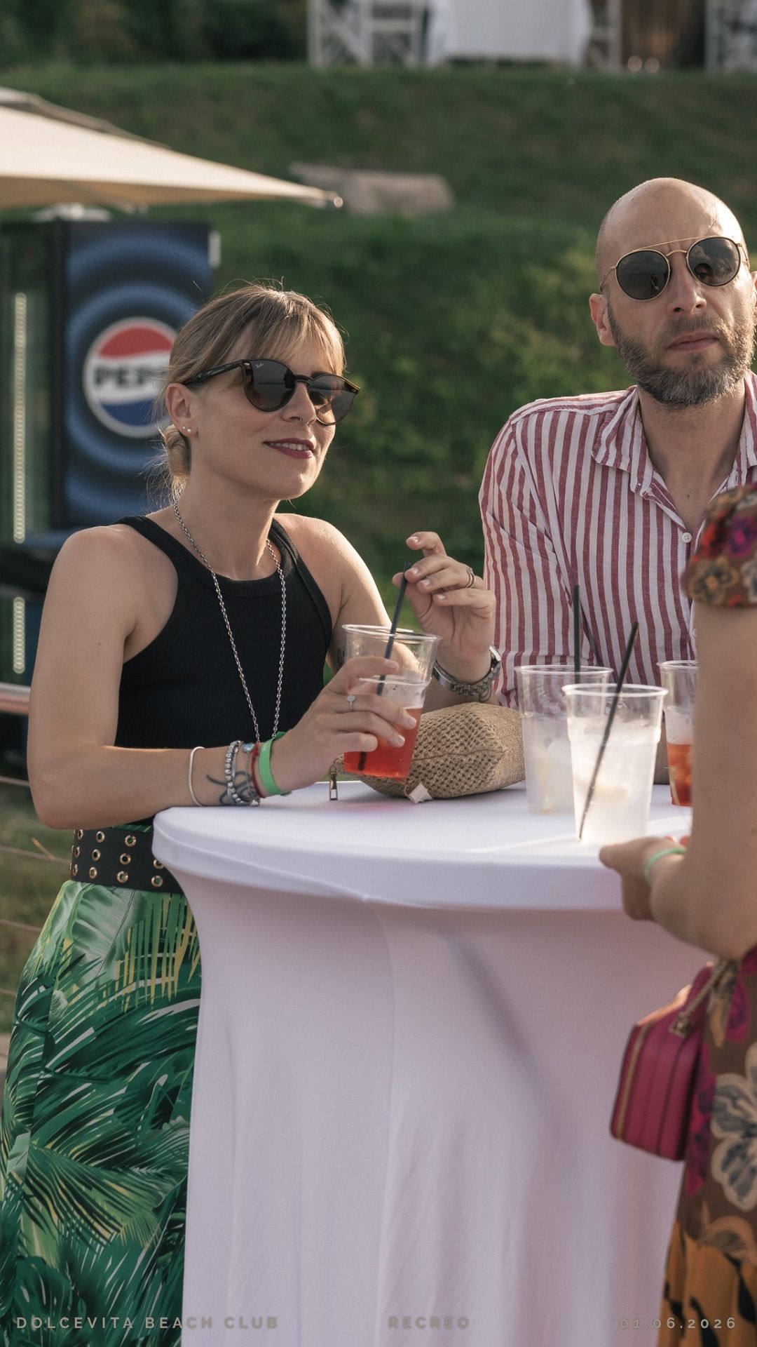 Amici al tavolo con cocktail