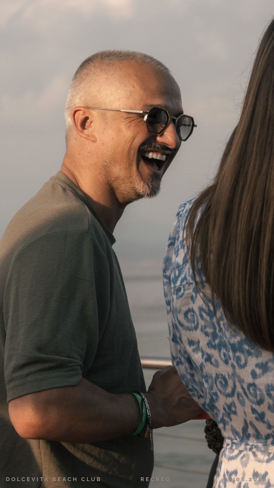 Ospite sorridente con occhiali da sole esagonali