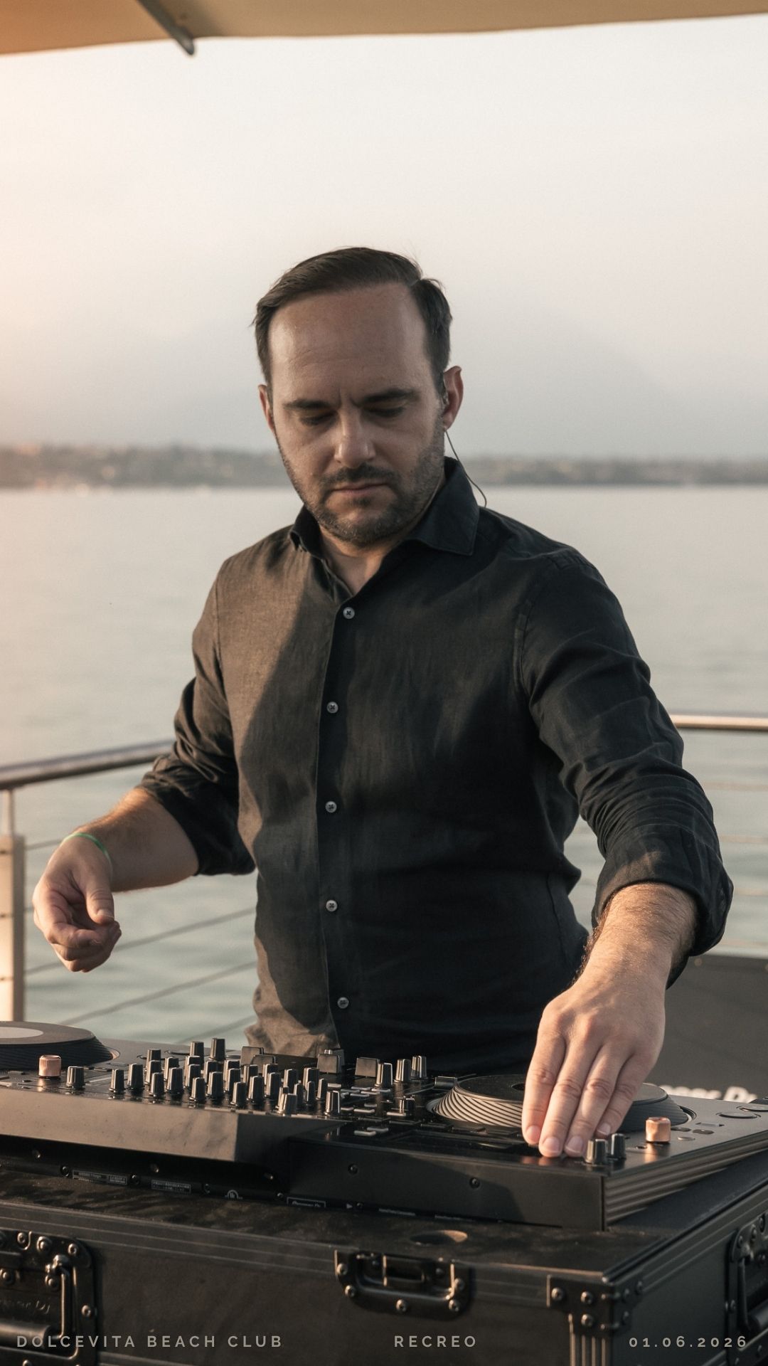 DJ alla consolle vista lago