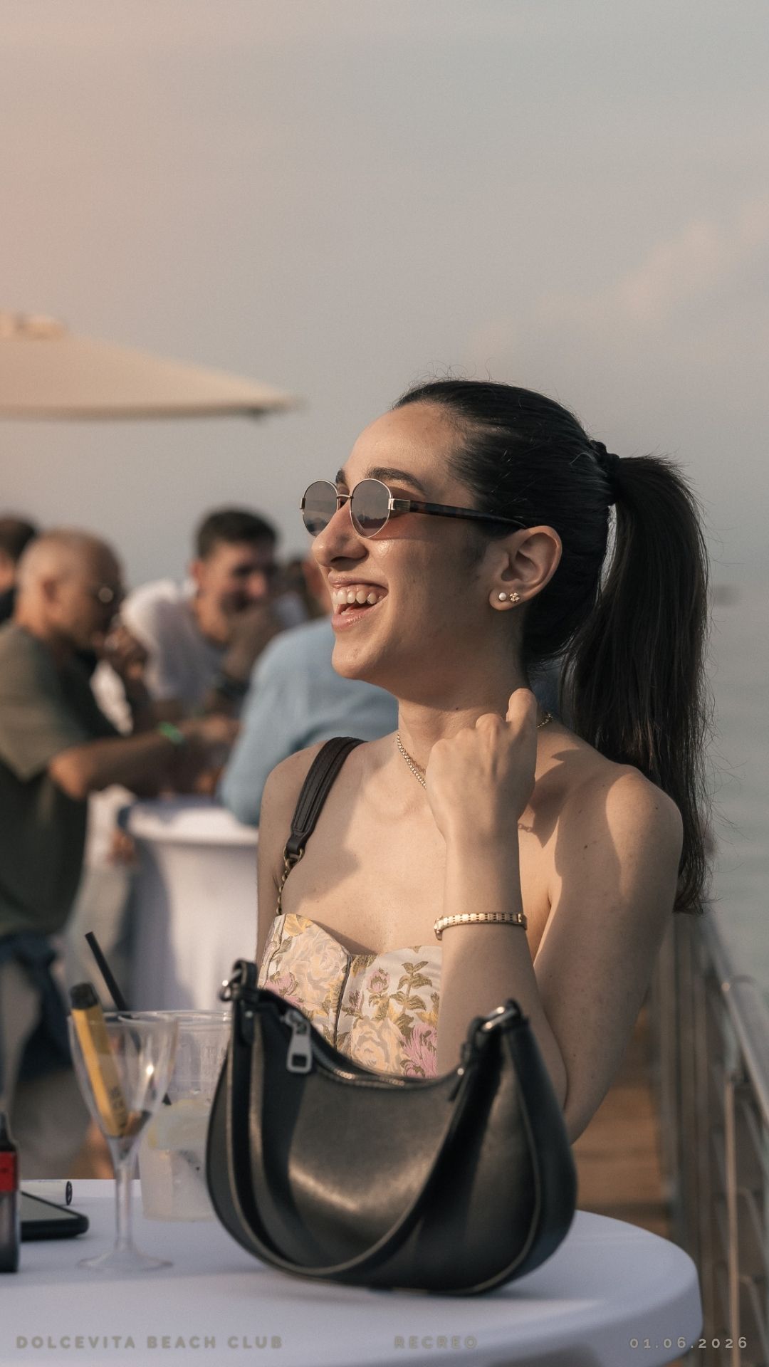 Ospite sorridente con drink in mano