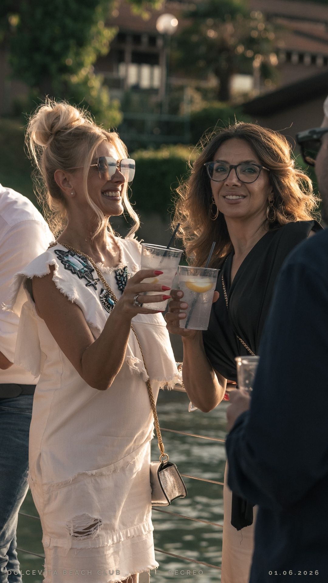 Due amiche brindano con cocktail