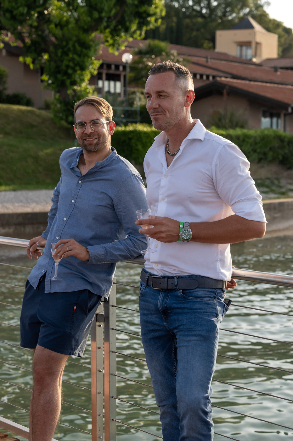 Ospiti all'aperitivo vista lago