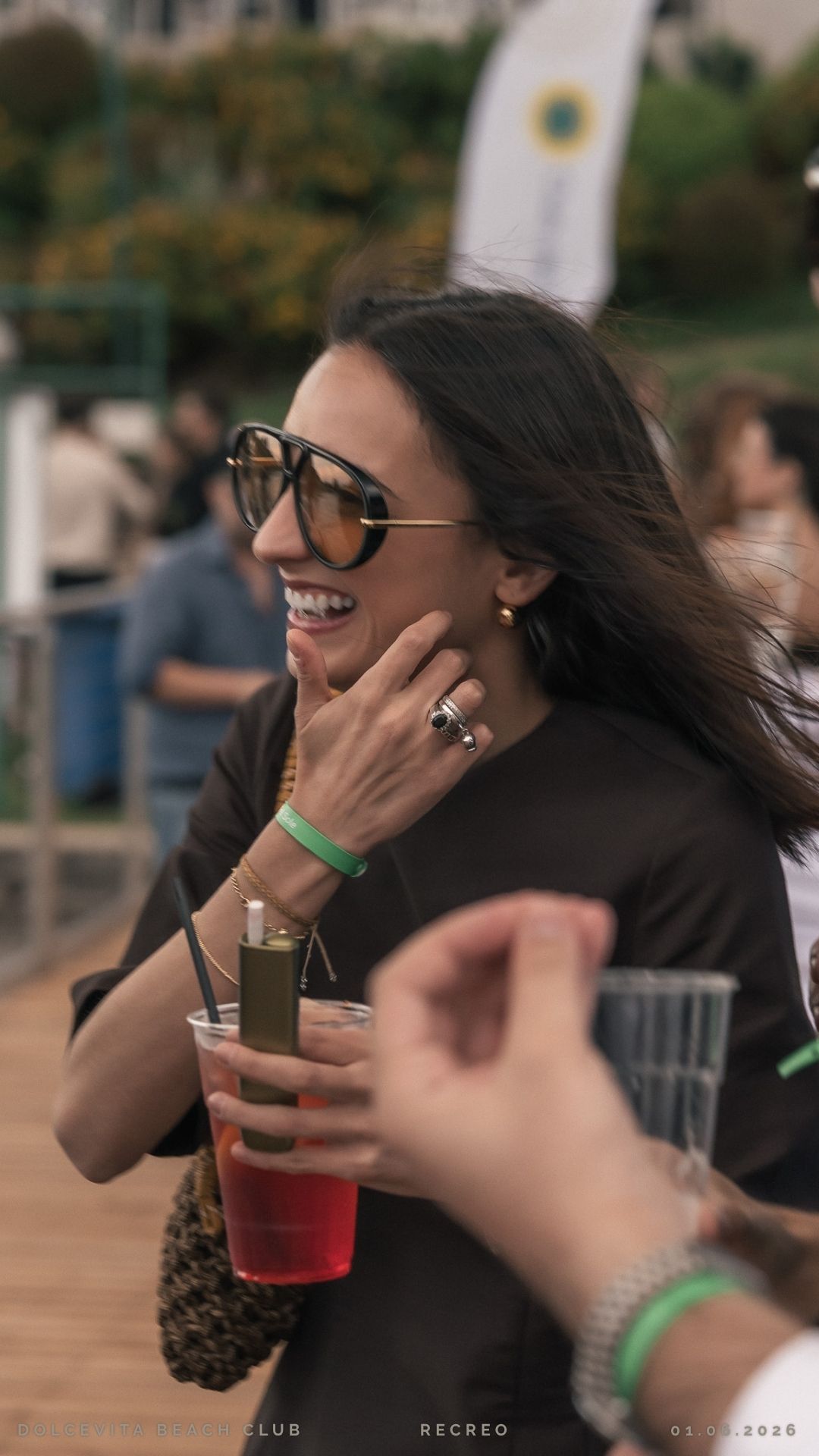 Ritratto di ospite con occhiali aviator e drink