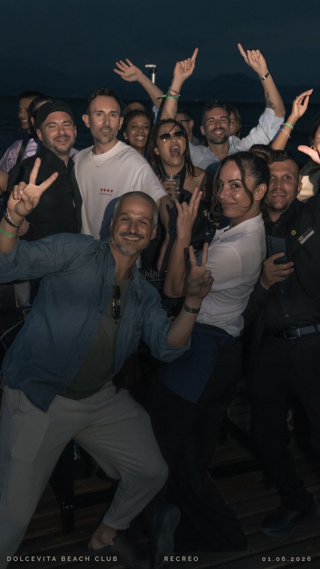 Gruppo festeggia con il segno della vittoria