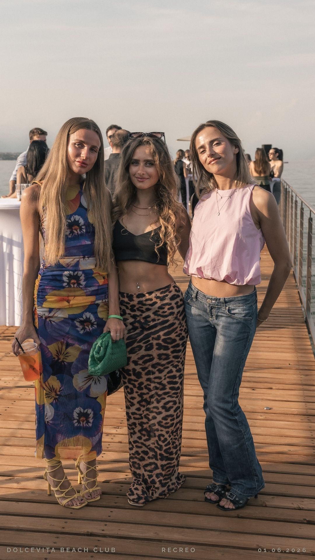Tre amiche posano sulla passerella