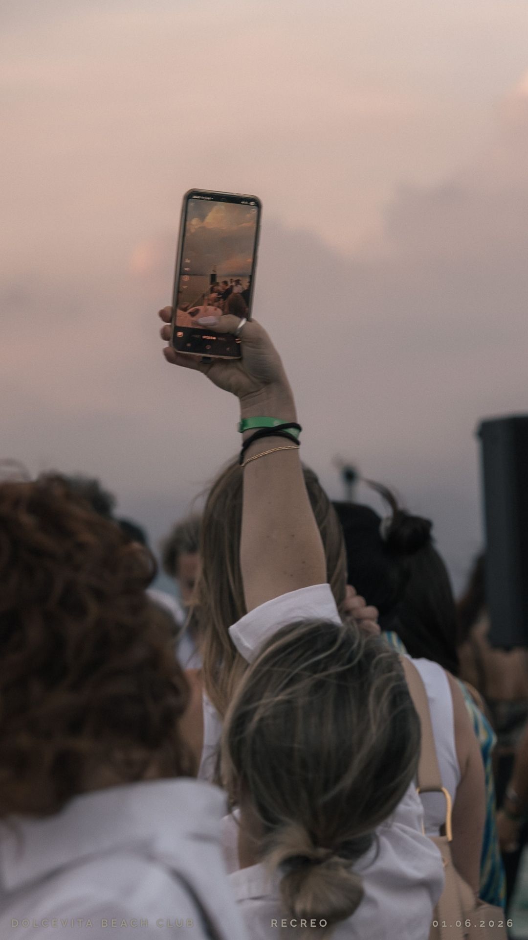 Ospite filma il tramonto con lo smartphone