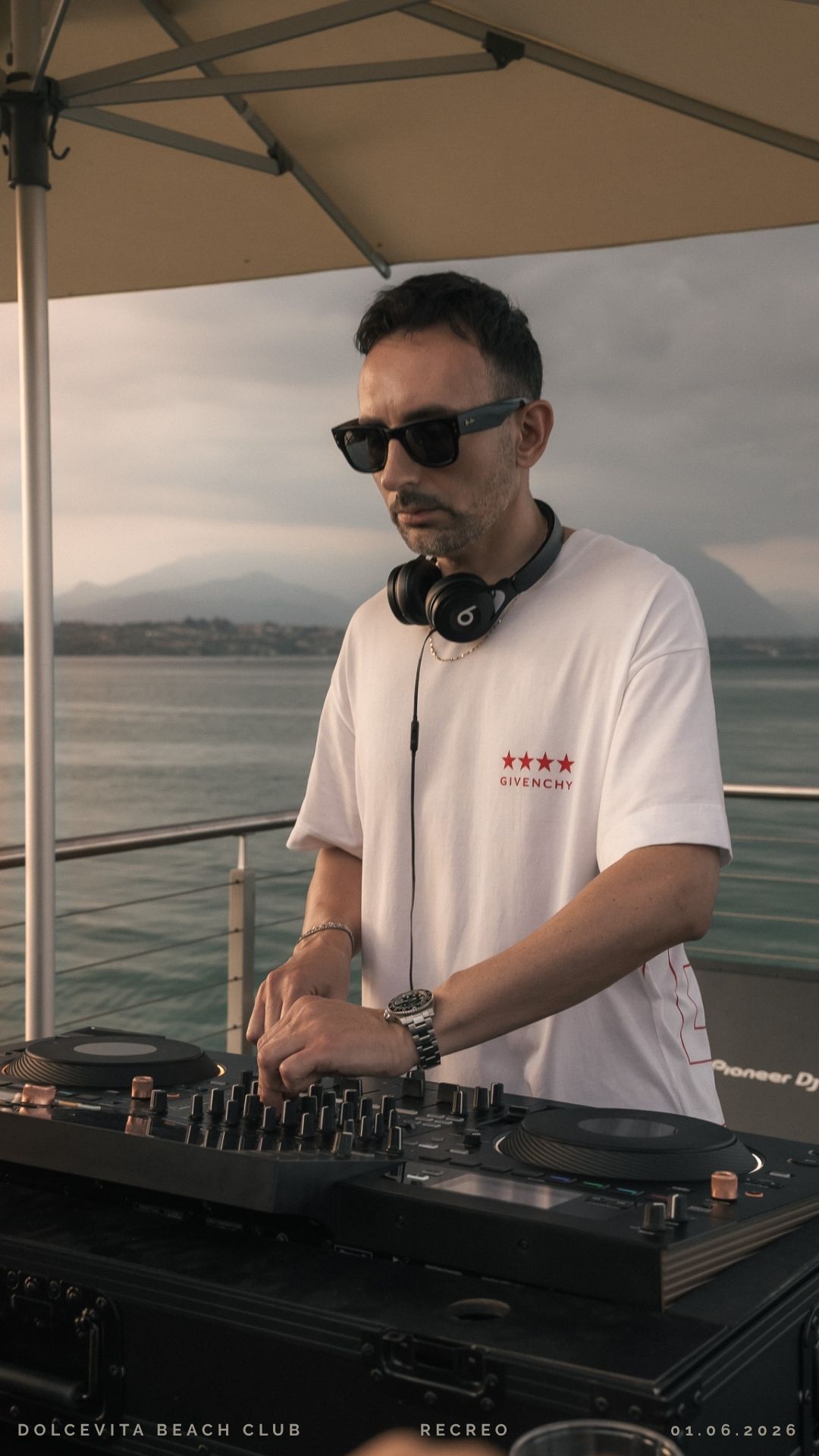 DJ con t-shirt Givenchy alla consolle Pioneer