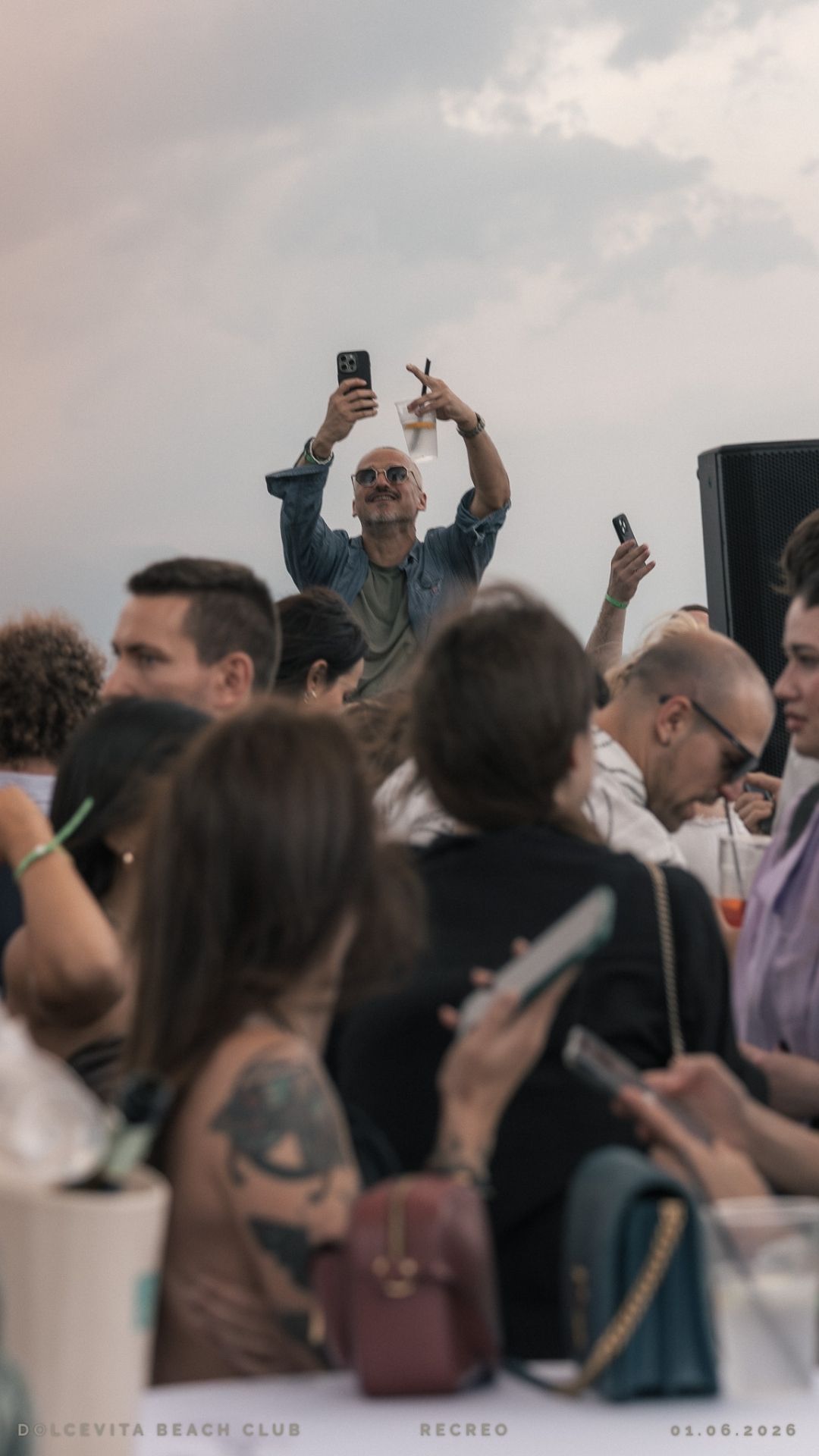Ospite filma il DJ set dalla folla