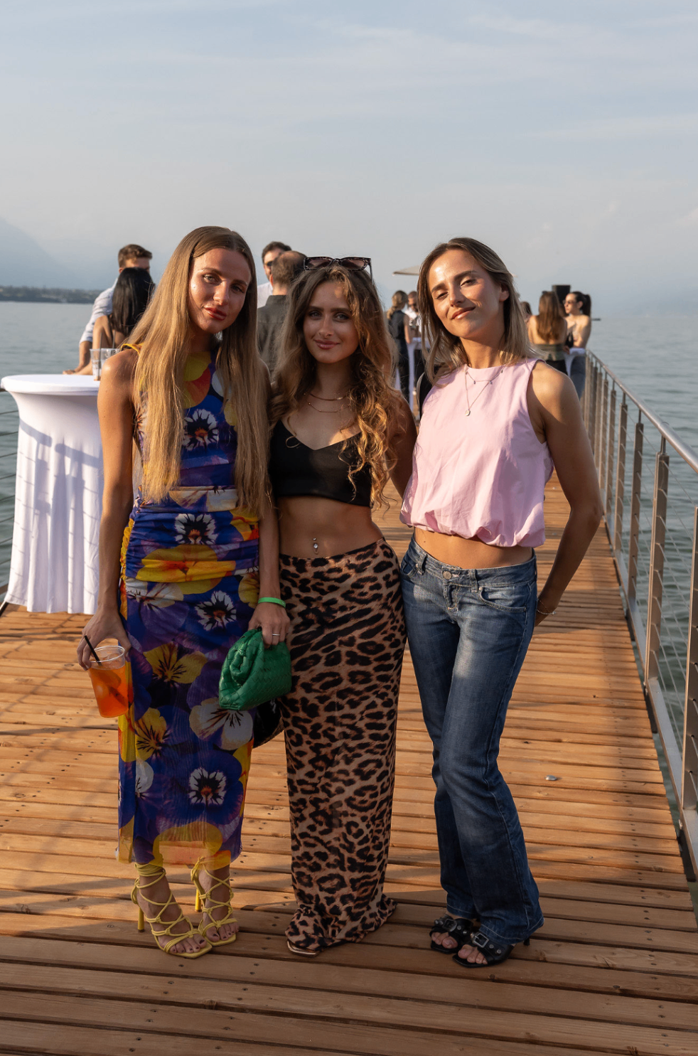 Tre invitate sulla passerella dell'evento