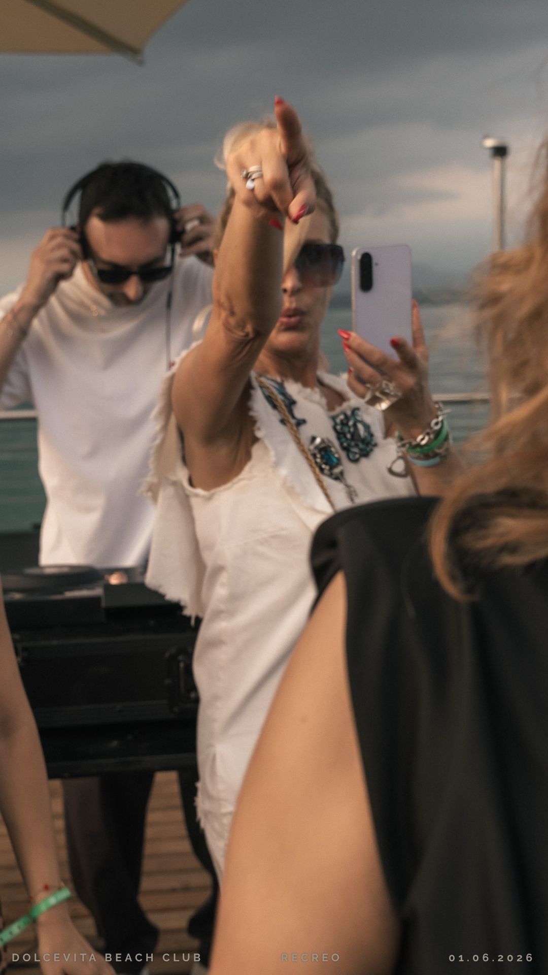 Ospite balla davanti al DJ con il telefono in mano